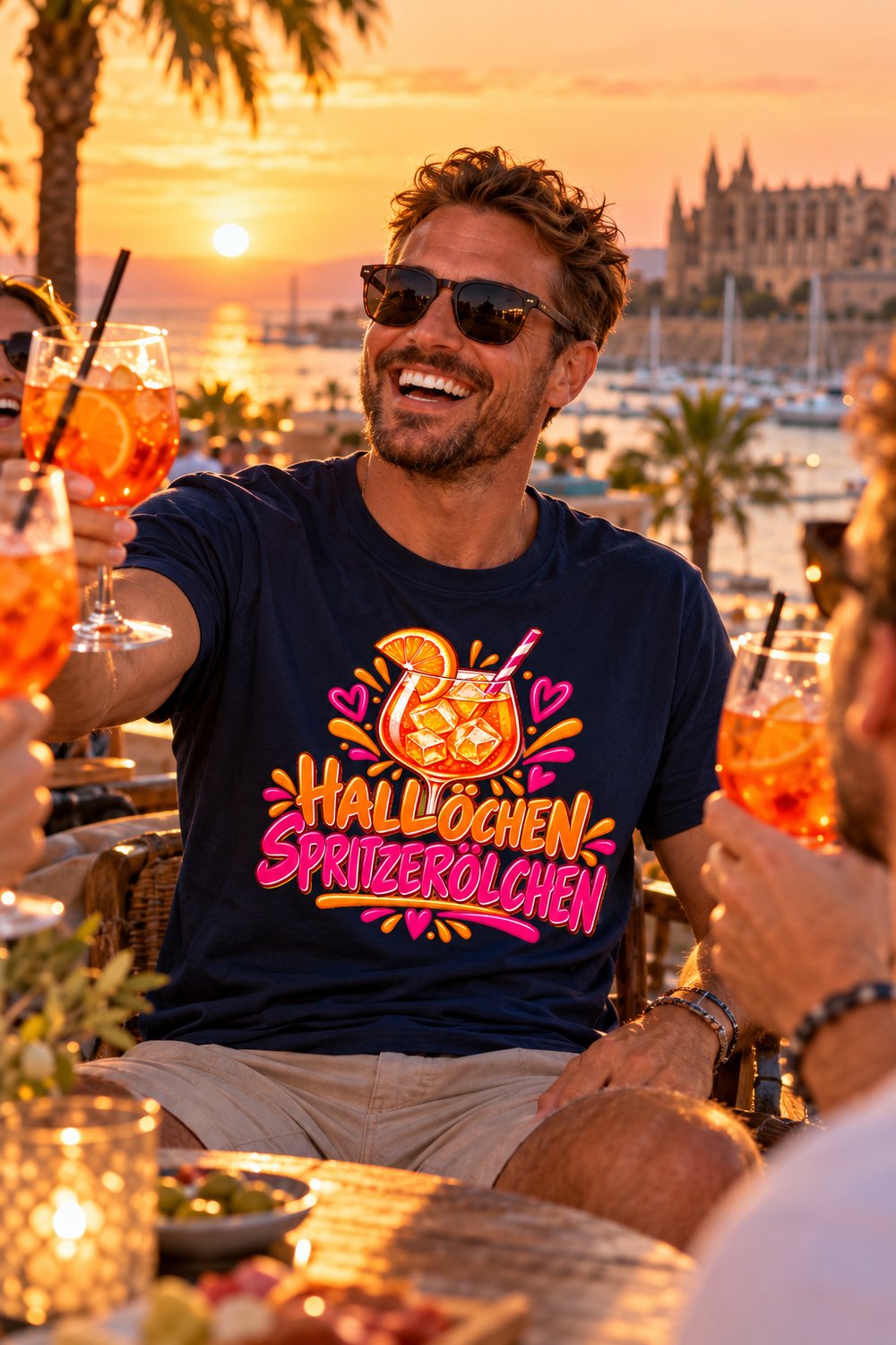 KI-Szenenbild: Mann im marineblauen Shirt mit dem Motiv „Hallöchen Spritzerölchen“ prostet auf einer Terrasse in Palma