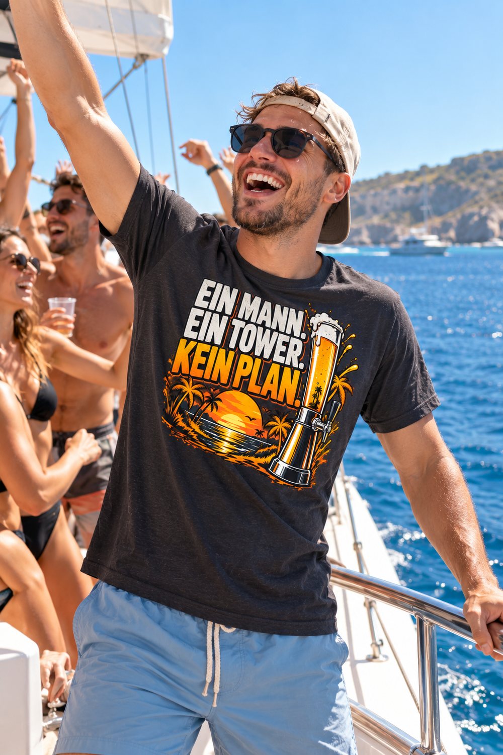 KI-Szenenbild: Mann feiert auf einem Party-Katamaran vor Mallorca, anthrazitfarbenes Shirt mit dem Motiv „Ein Mann. Ein Tower. Kein Plan.“